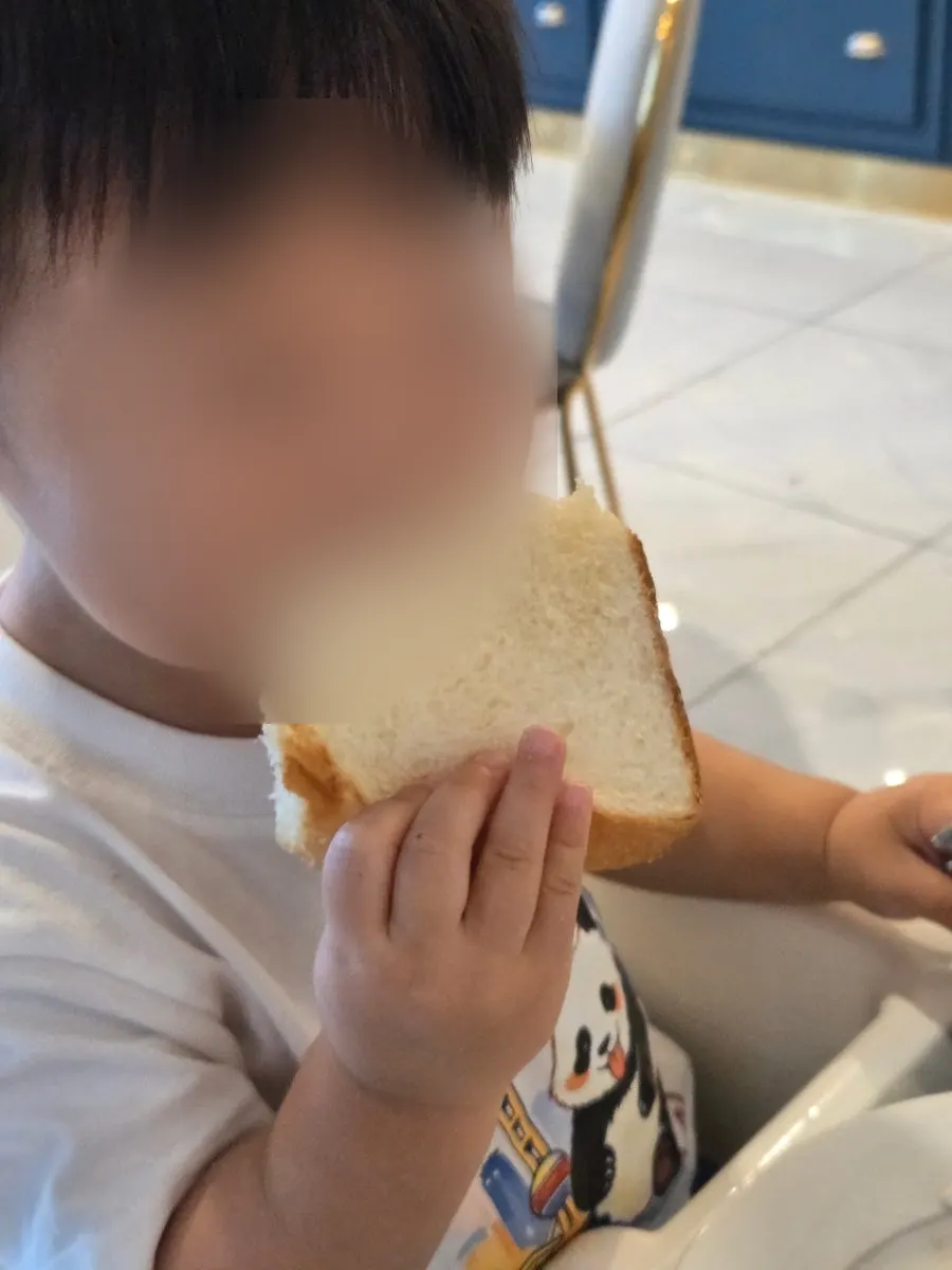 Closing scene of the meal with the child