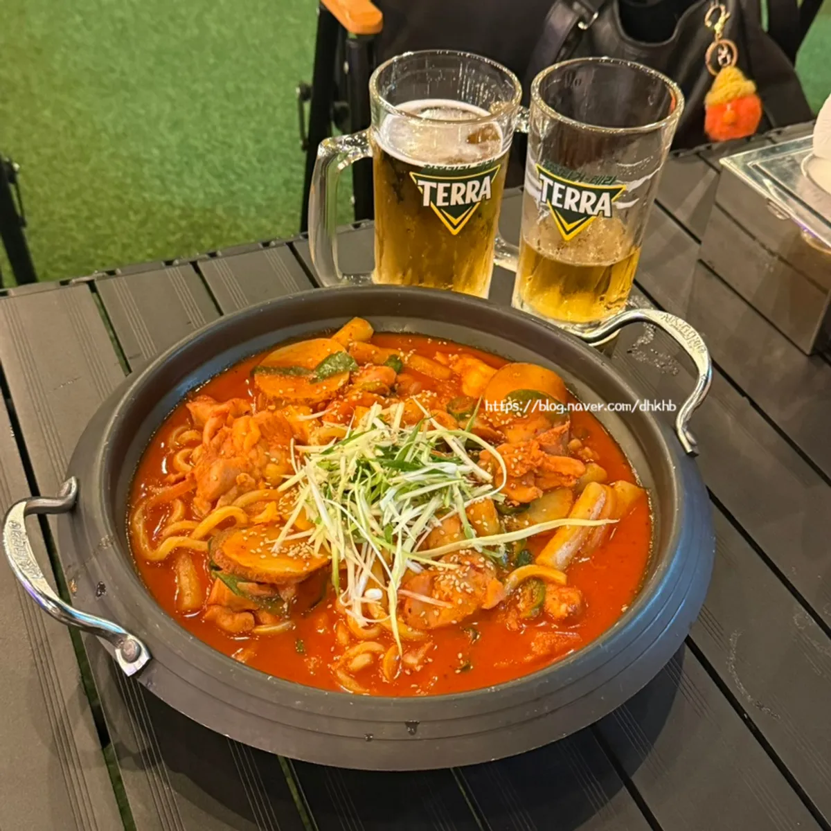 루프탑 테이블에 놓인 테라 생맥주 잔