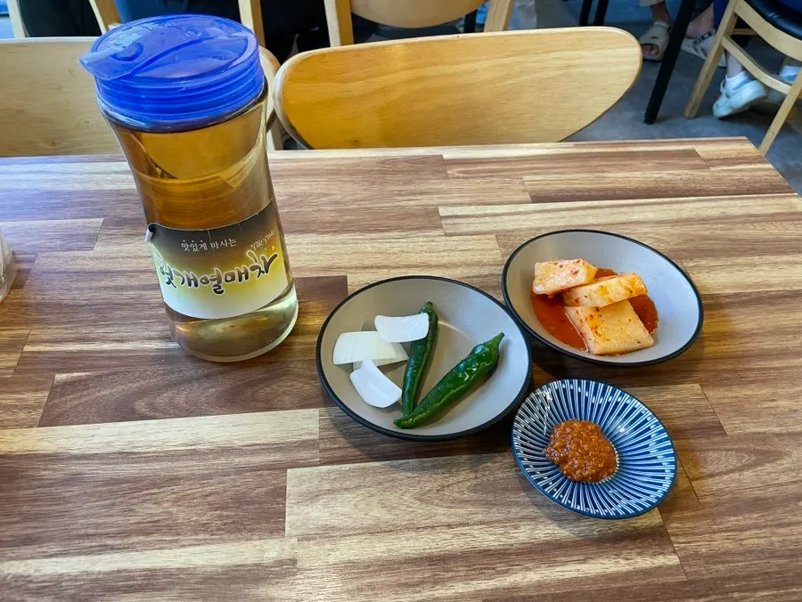 기본 반찬과 셀프바