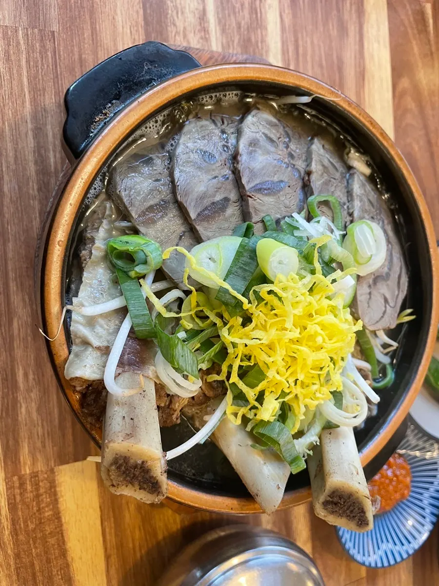 푸짐하게 담긴 아롱사태 갈비탕