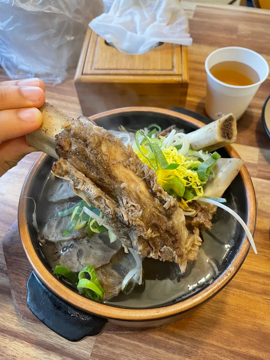 깊고 깔끔한 갈비탕 국물