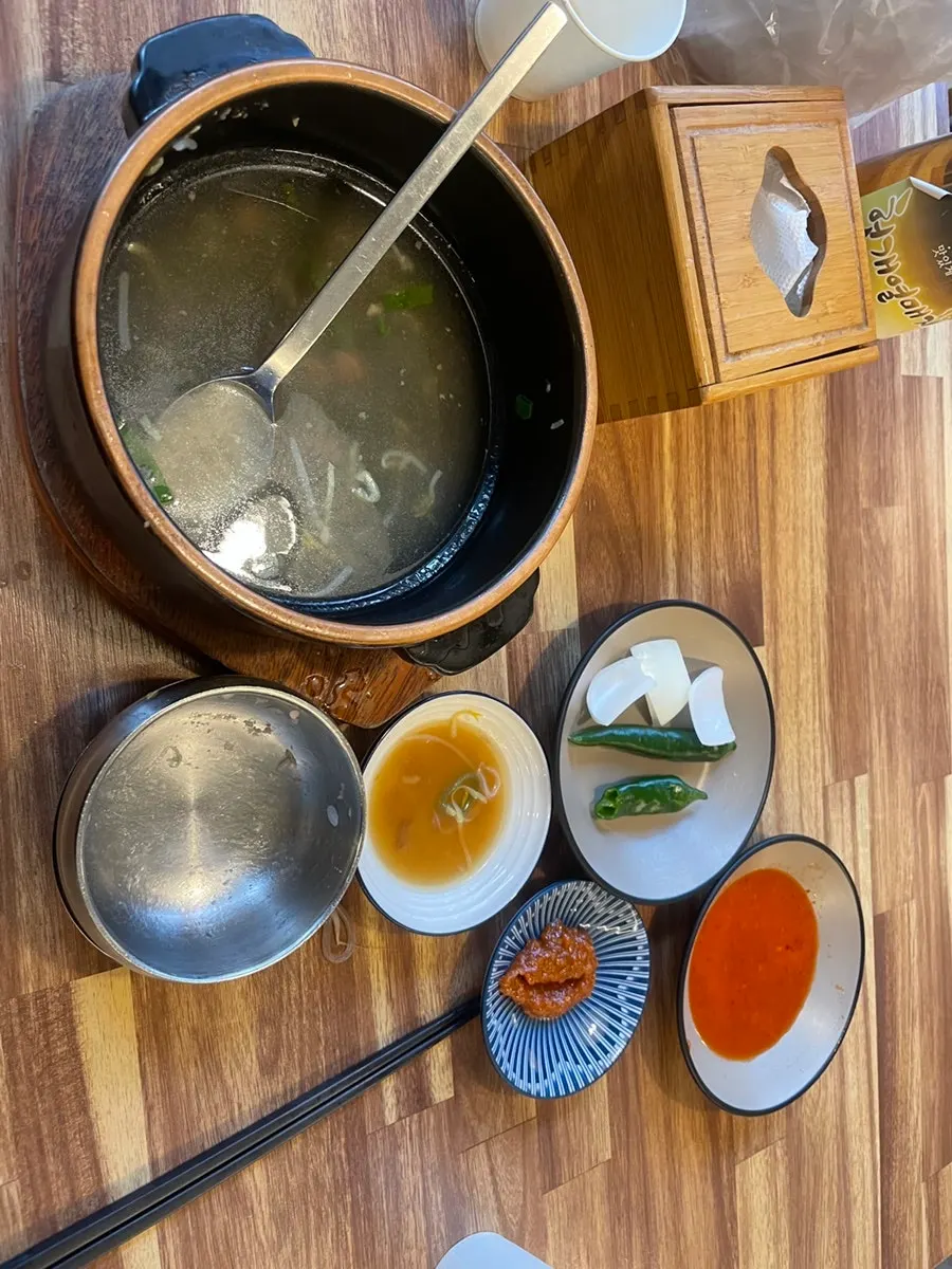 공깃밥과 갈비탕 식사