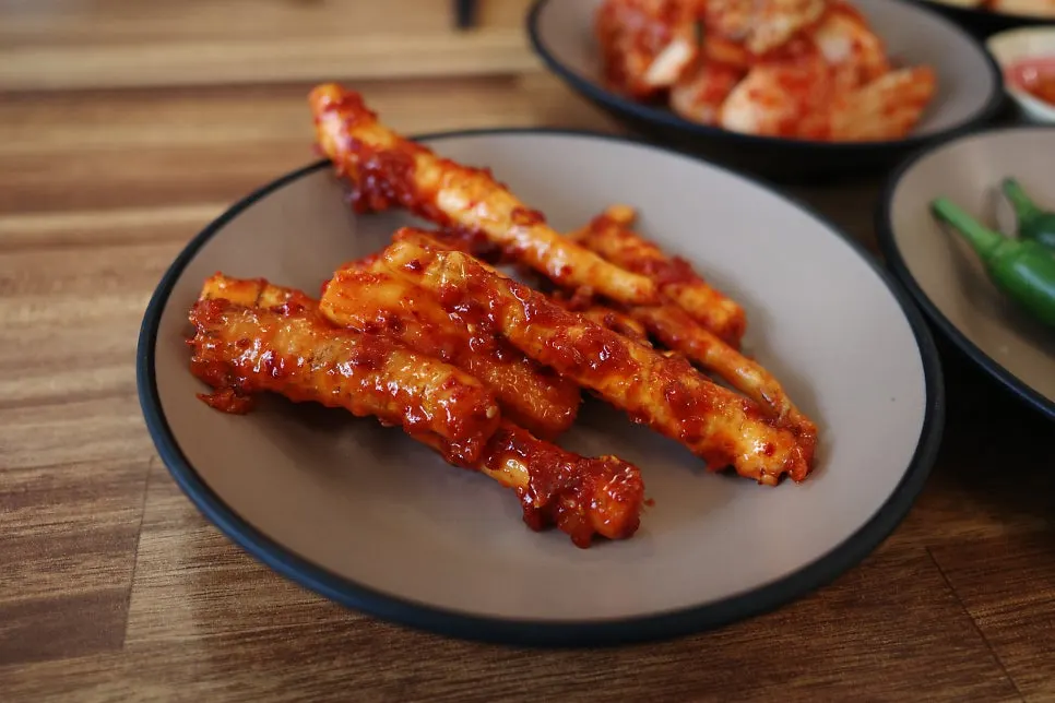갈비탕과 더덕무침 반찬 조합