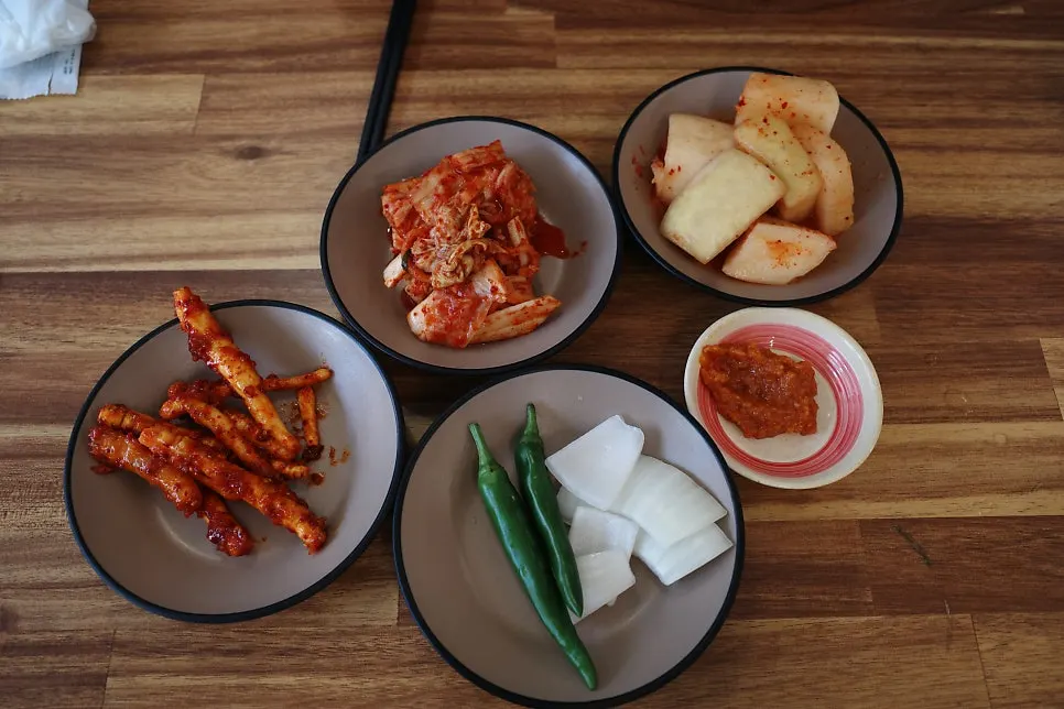 매콤한 더덕무침과 갈비탕
