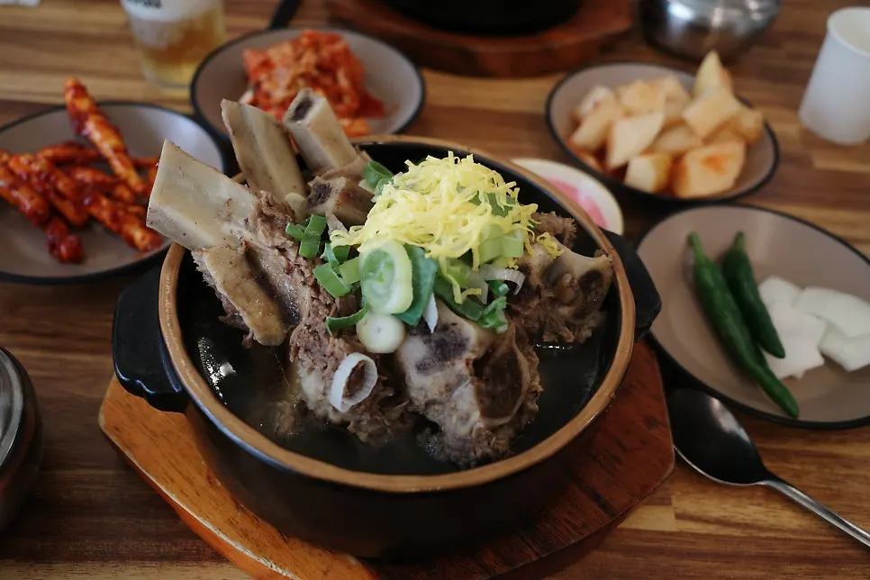 깊은 국물의 기력회복 특갈비탕