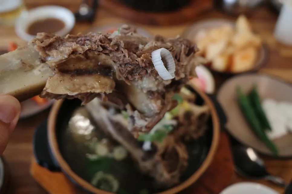 부드럽게 삶은 갈빗대 고기
