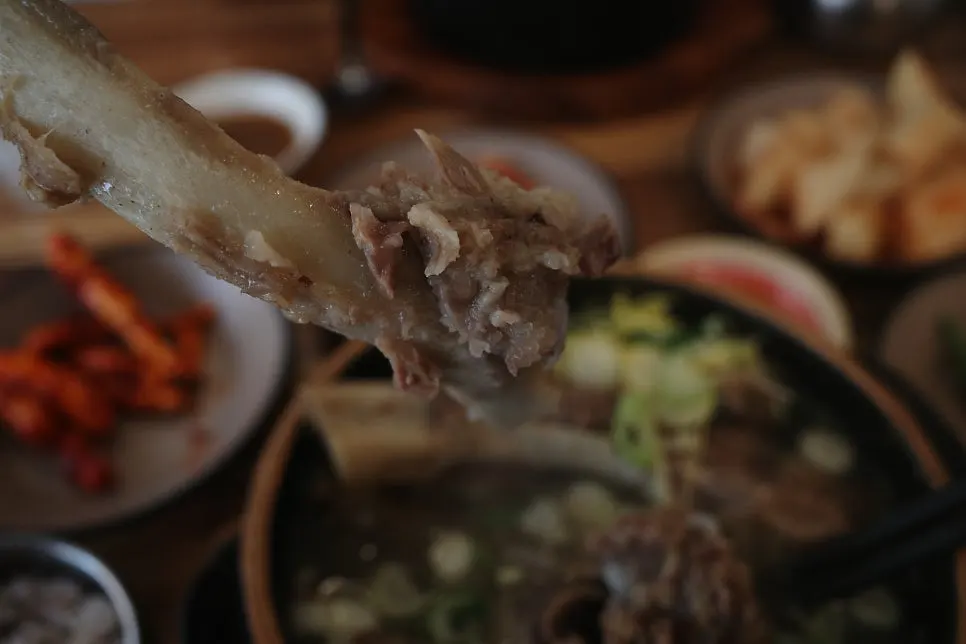 밥과 깍두기를 곁들인 갈비탕