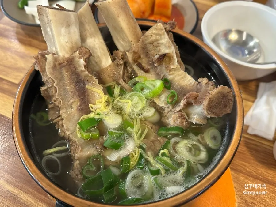 Earthenware bowl of special galbitang with three rib bones