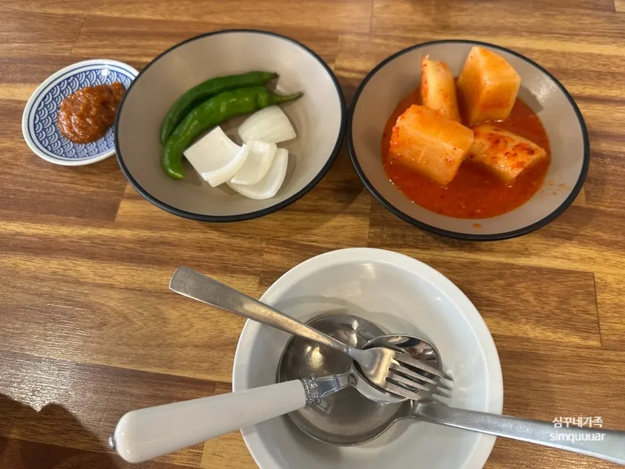Basic side dishes including kimchi served with the galbitang