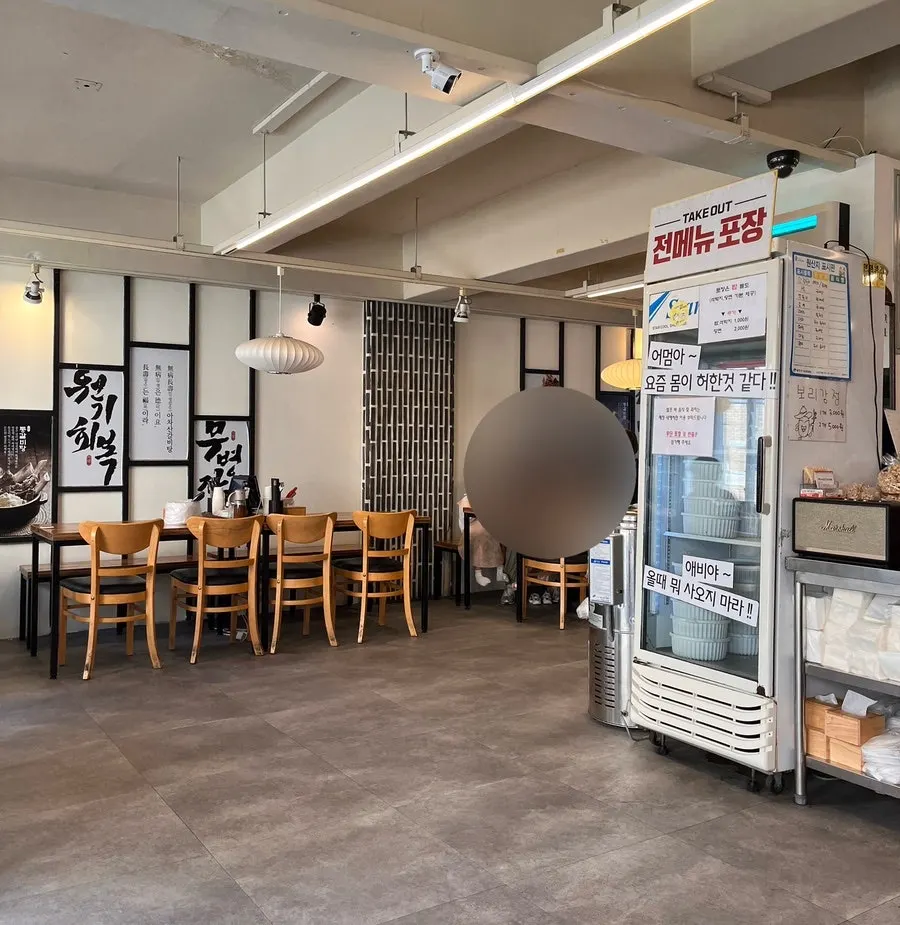 Interior of Achasan Tong Galbitang with plenty of table space