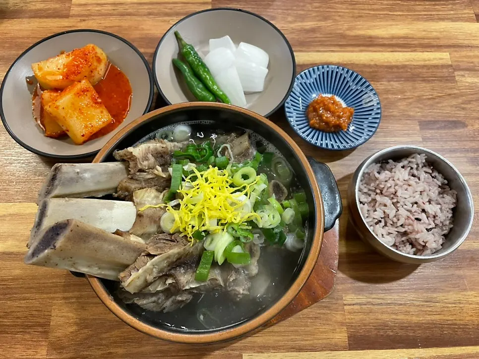 Teuk-galbitang served as a full spread with rice and side dishes