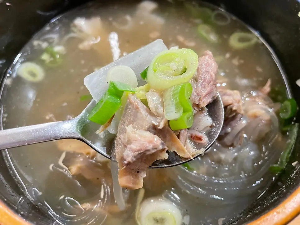 A bite of galbitang meat eaten together with rice
