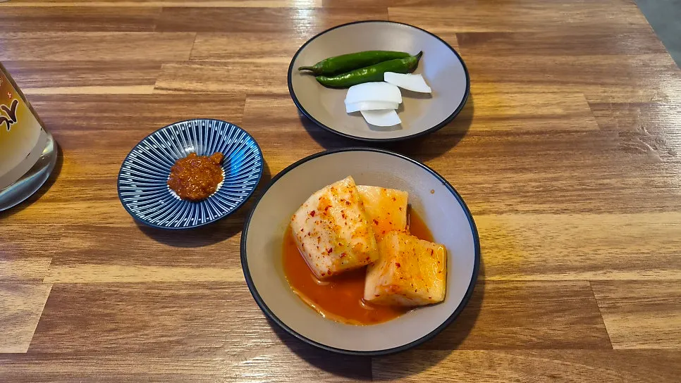 House-made domestic kkakdugi and seokbakji