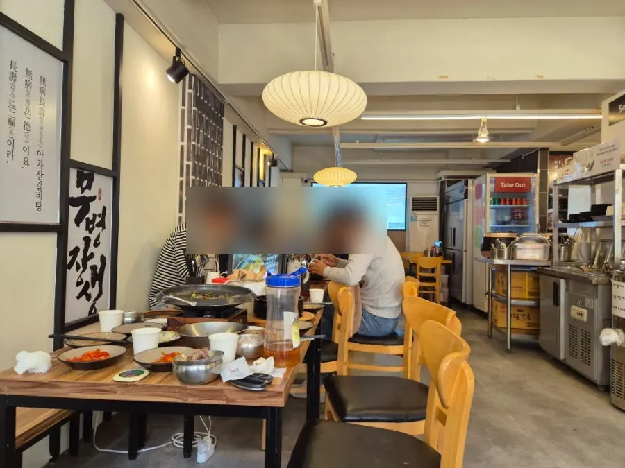 4인 좌석이 놓인 매장 내부