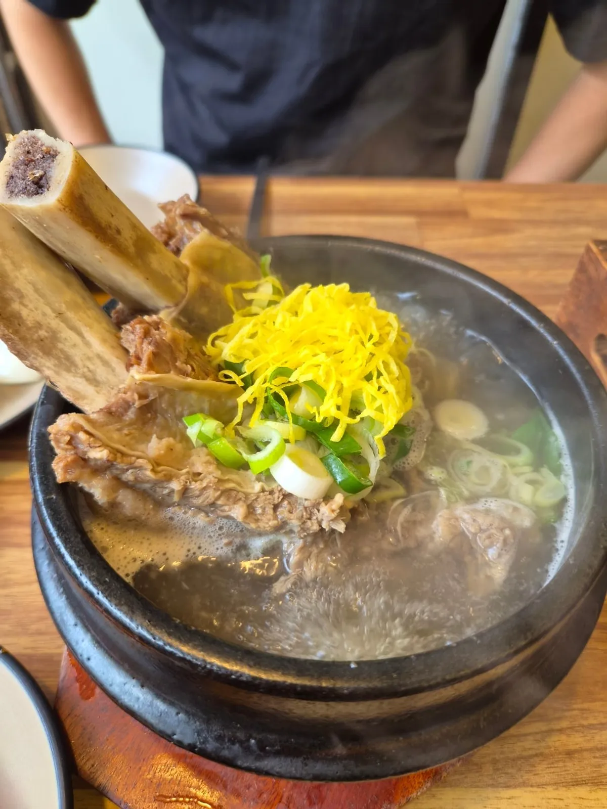 갈빗대 두 대가 들어간 원기회복 왕갈비탕