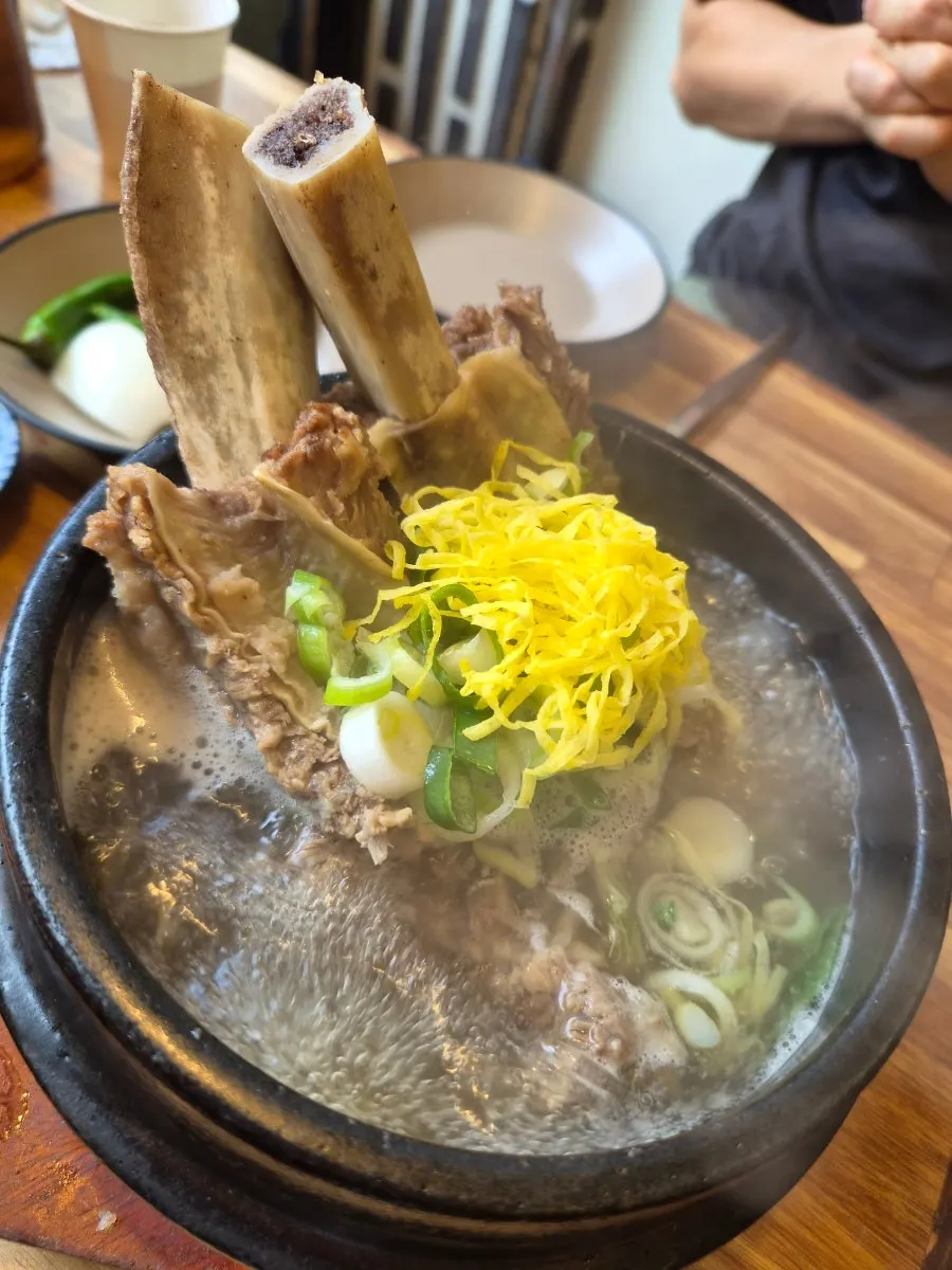 뼈째 들어간 큼직한 왕갈비와 맑은 국물