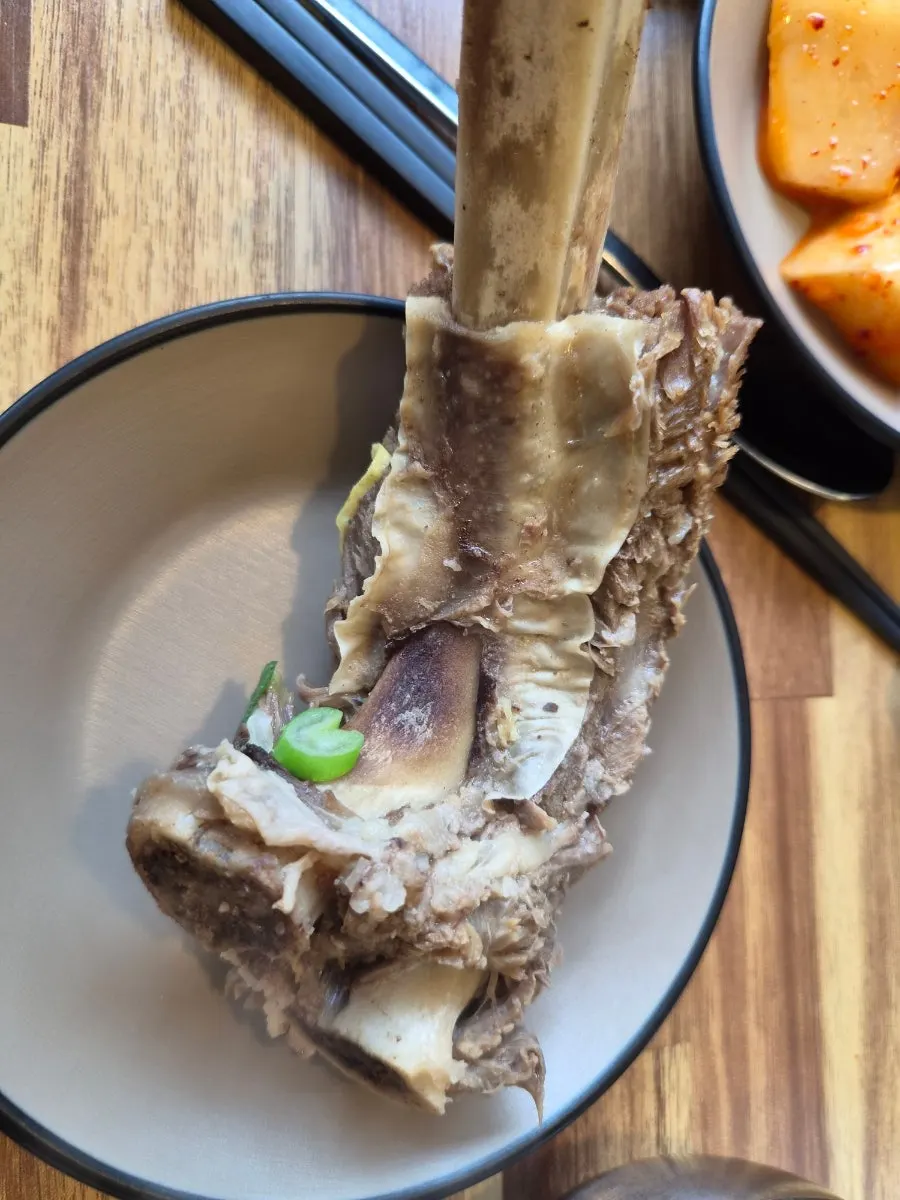 끓고 있는 왕갈비탕 국물 클로즈업