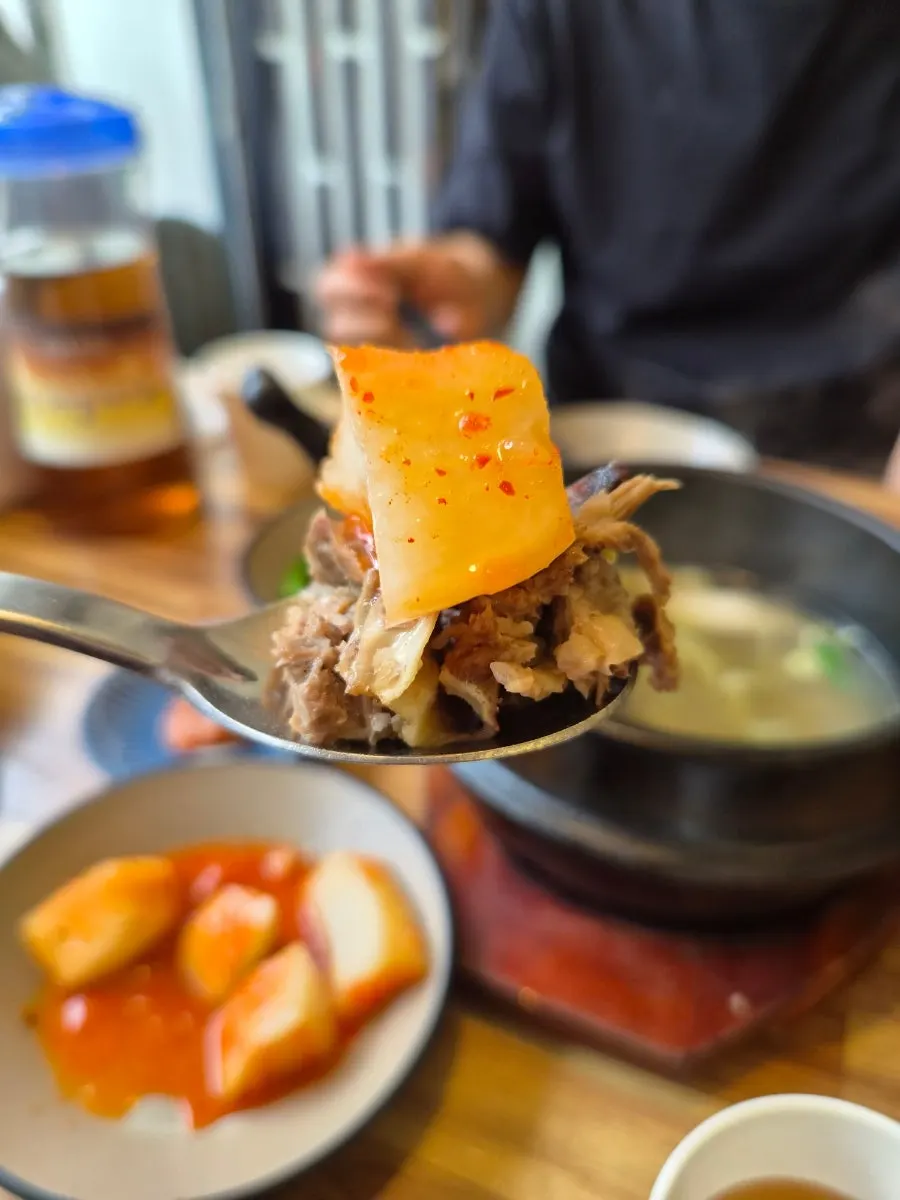 깍두기를 올린 갈비살 한 입