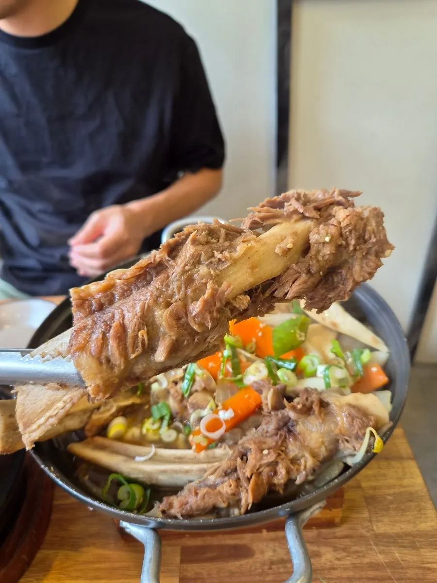 묵직한 소갈비찜 갈빗대 들어 보기