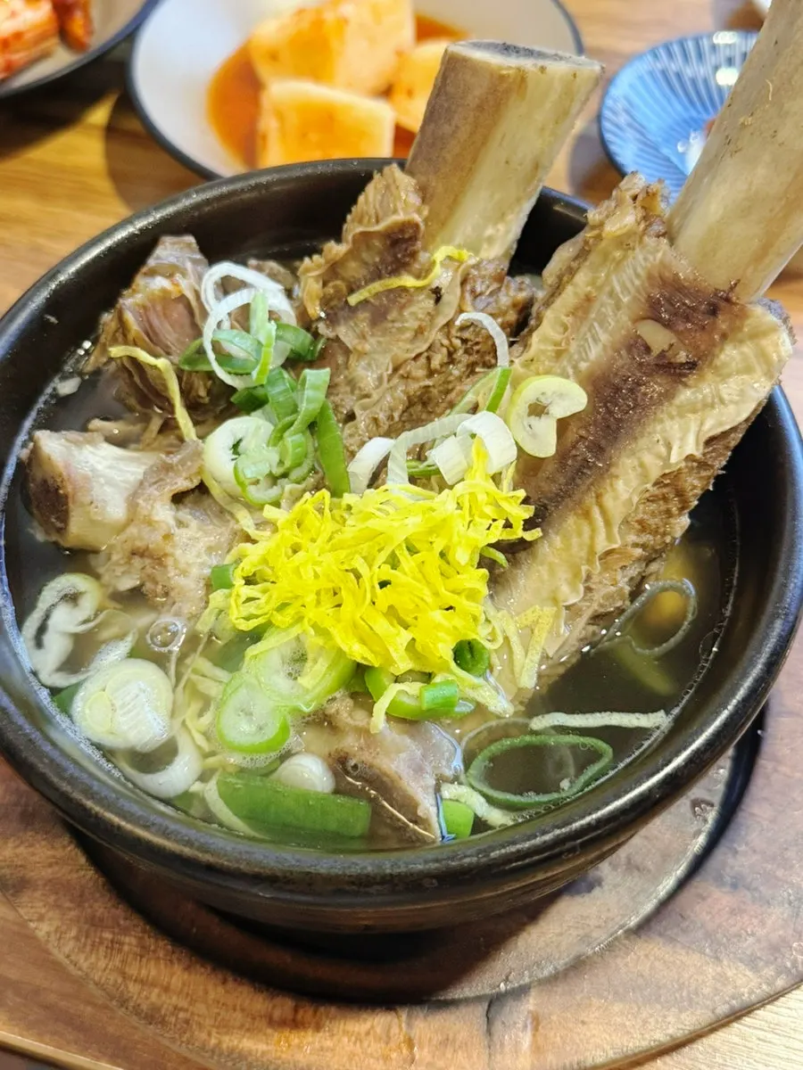 원기회복 왕갈비탕의 큼직한 갈비