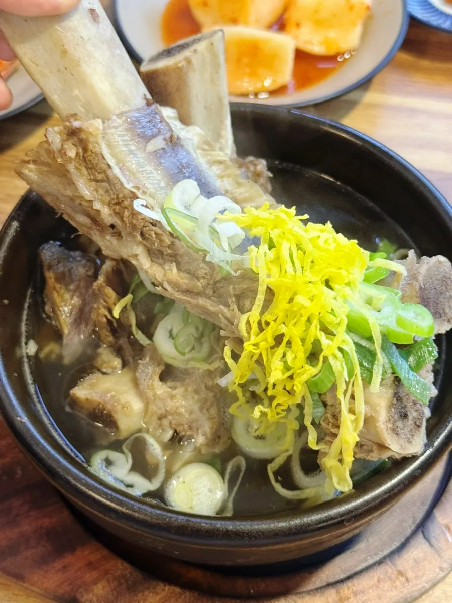 원기회복 왕갈비탕의 큼직한 갈비