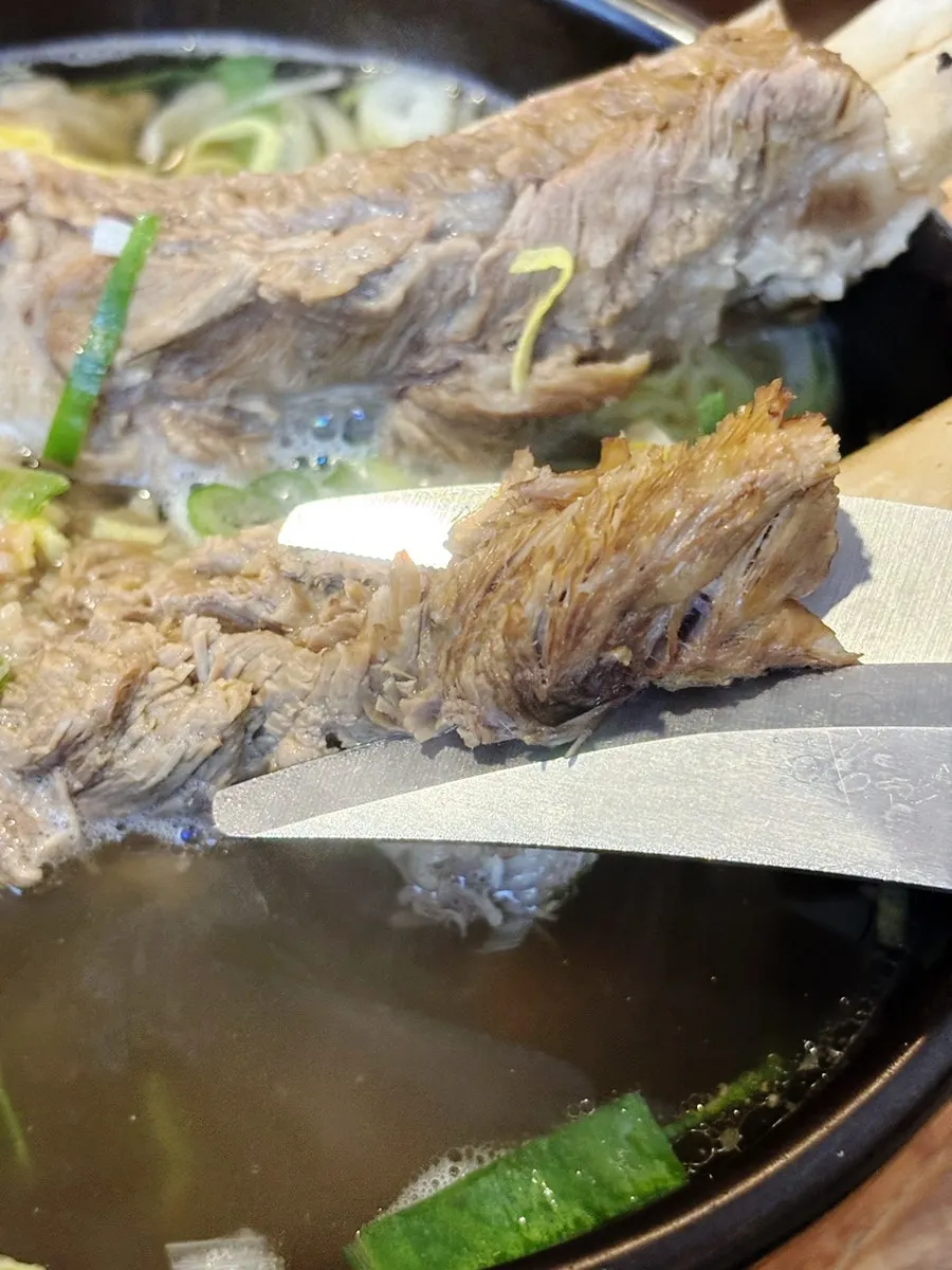 뼈에서 부드럽게 발리는 갈비살