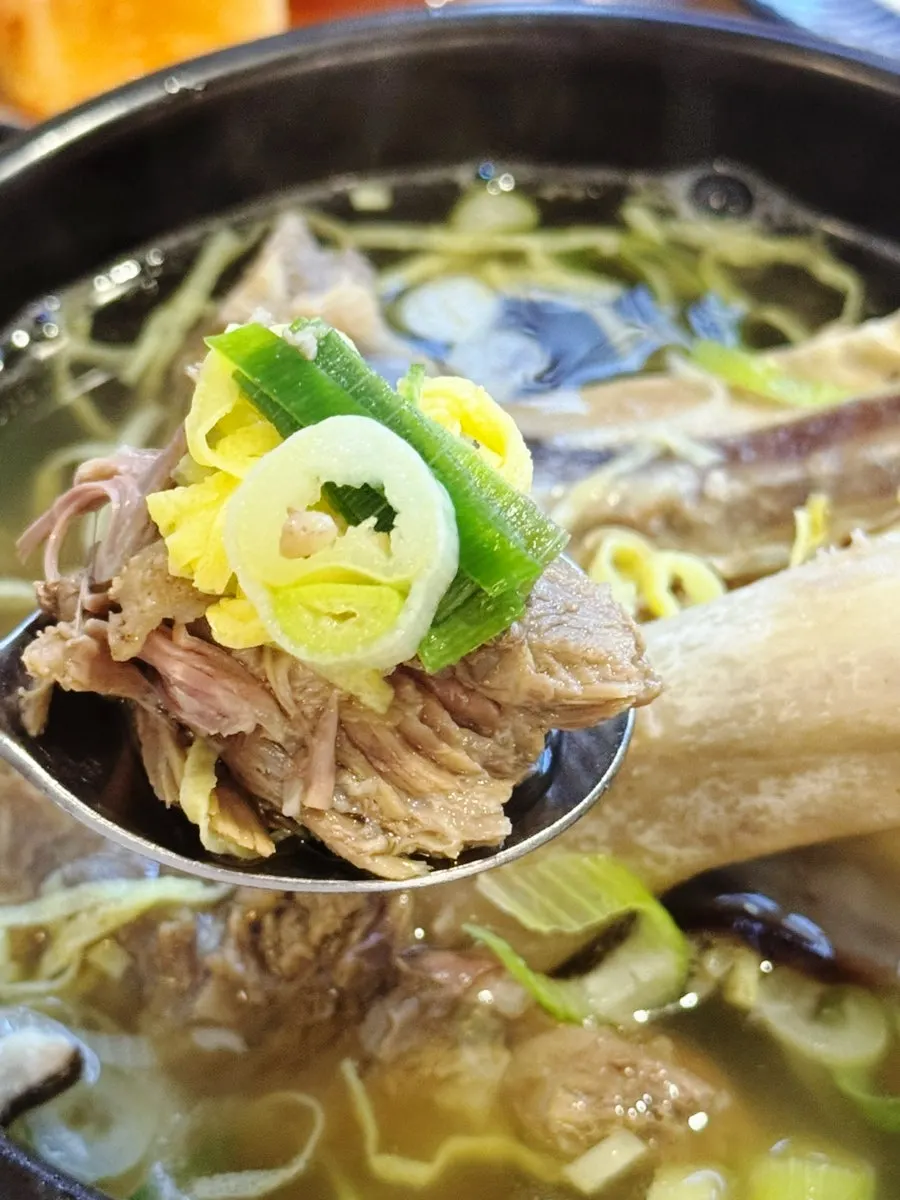 간장 겨자 소스와 곁들이는 갈비살