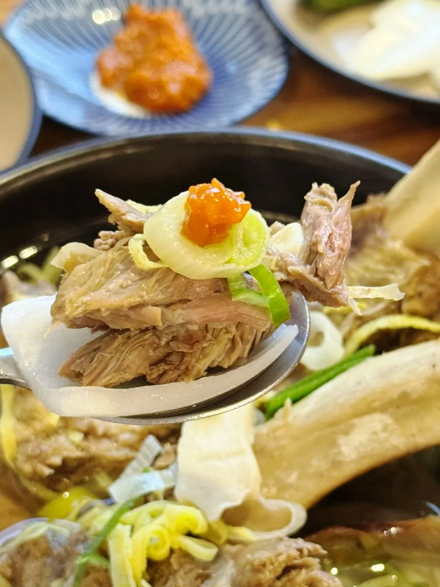 간장 겨자 소스와 곁들이는 갈비살