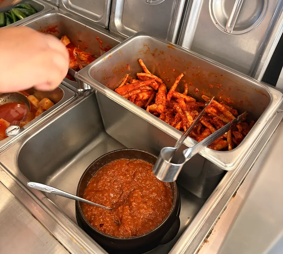 셀프바에서 담아온 밑반찬 한 상