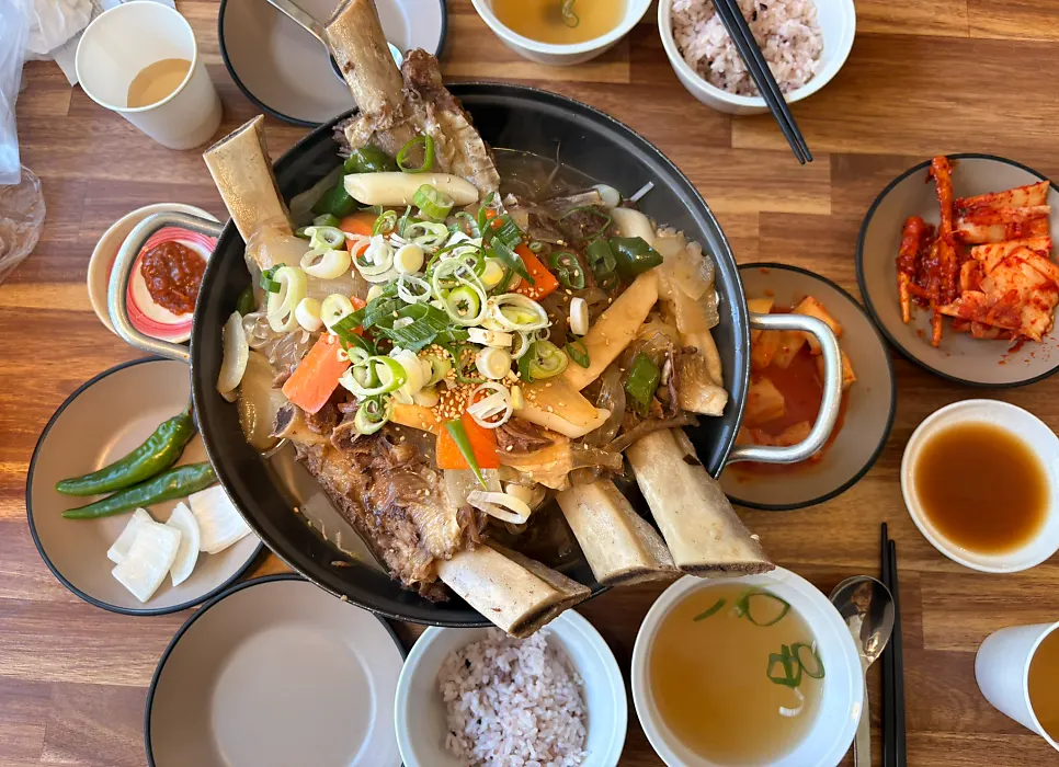 상에 차려진 간장 소갈비찜 소자