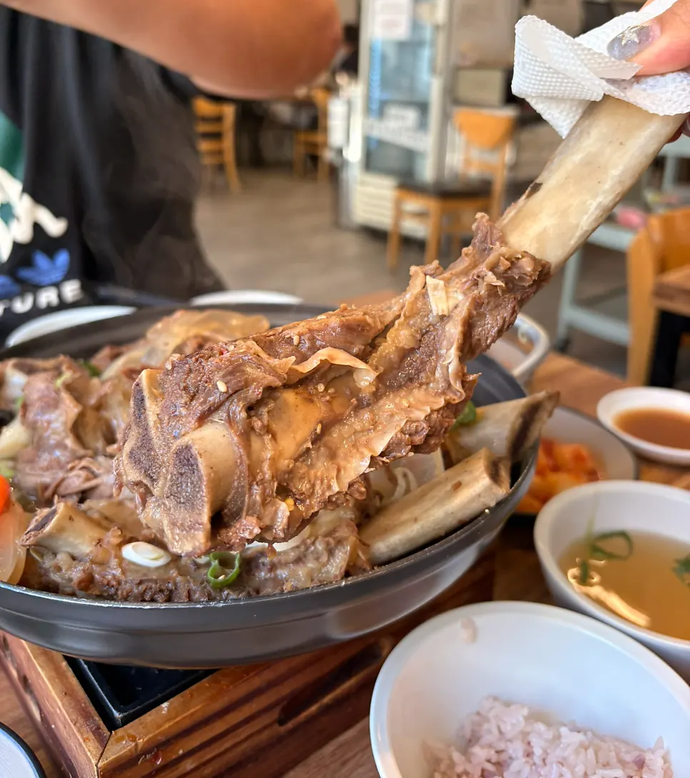 장갑 끼고 들어올린 묵직한 갈빗대