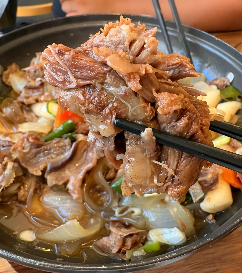 당면을 추가한 갈비찜 한 그릇
