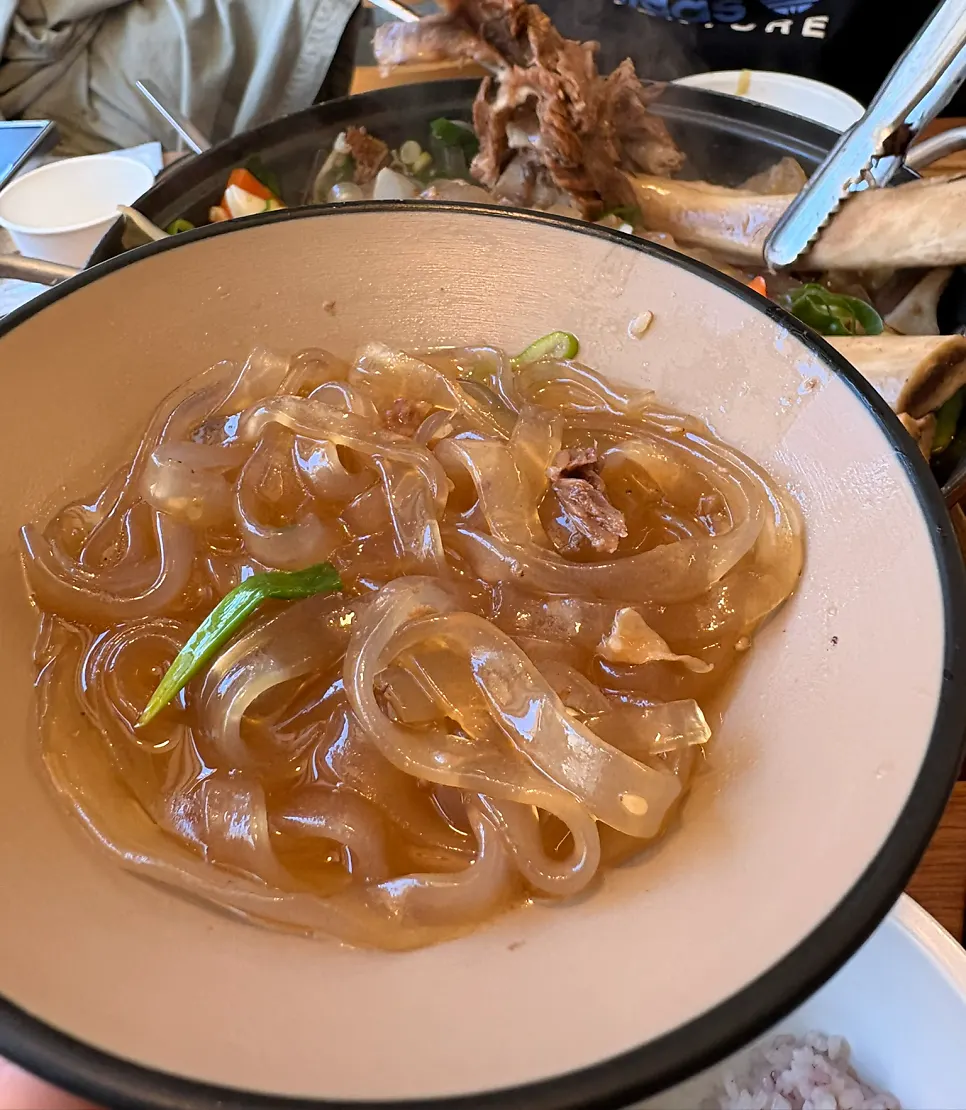 양념을 머금은 당면과 갈비살