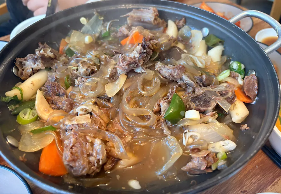 한참 먹고 남은 갈비찜 고기
