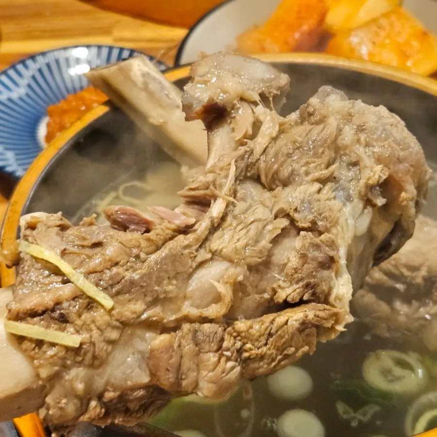 매일 손질하는 갈비를 소개하는 매장 안내