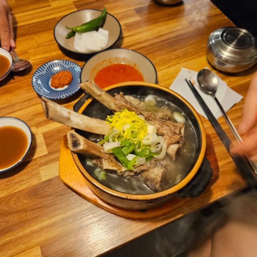 여러 대의 커다란 갈빗대가 담긴 갈비탕