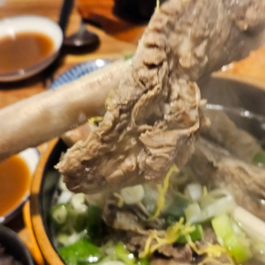뼈에 붙은 갈비 고기를 뜯어 먹는 모습