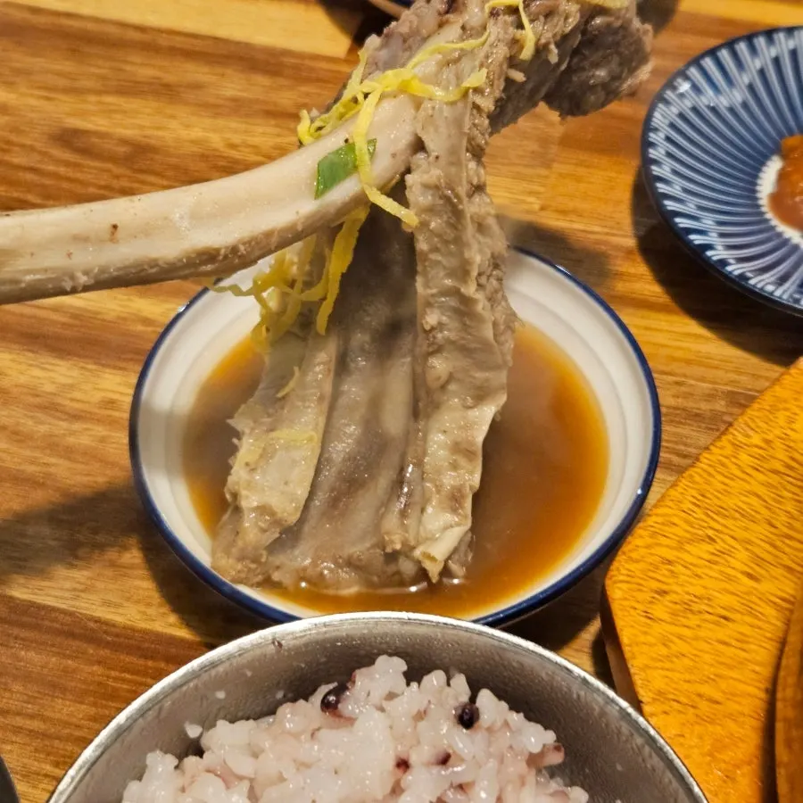 손으로 들어 올린 통갈비