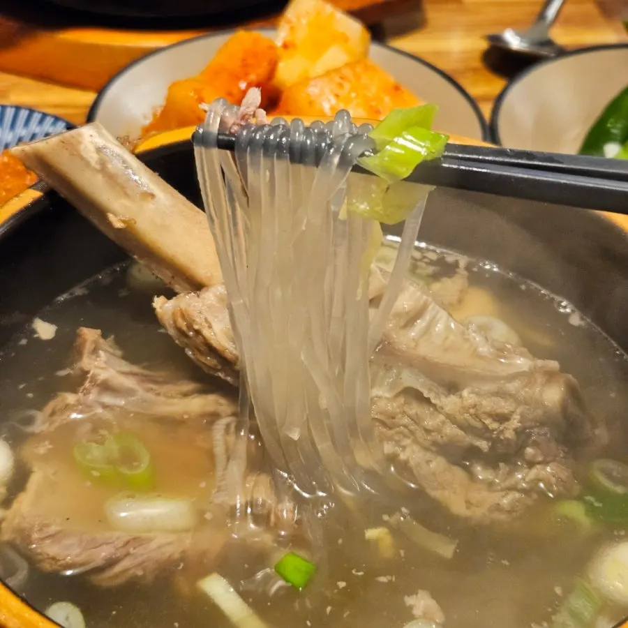 갈비탕 국물 속 당면