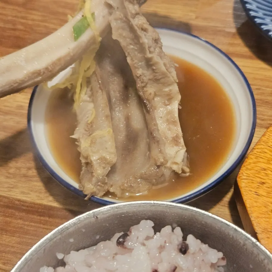 밥과 깍두기를 곁들인 갈비탕 한 상
