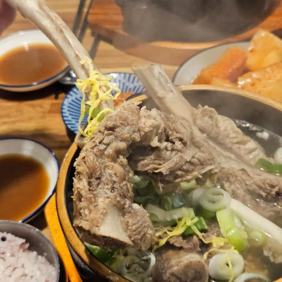 갈비탕과 셀프 반찬을 함께 놓은 식사 구성
