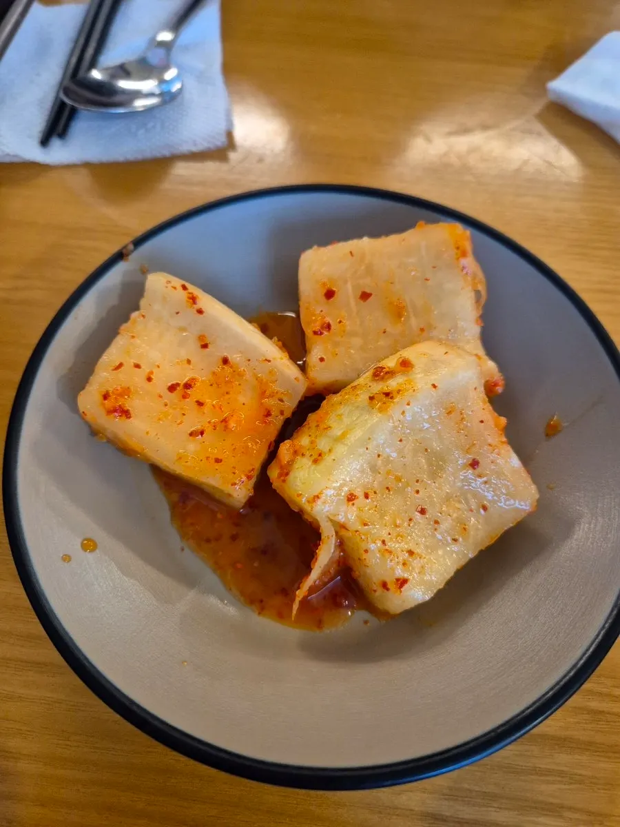 기본 반찬으로 나온 무김치