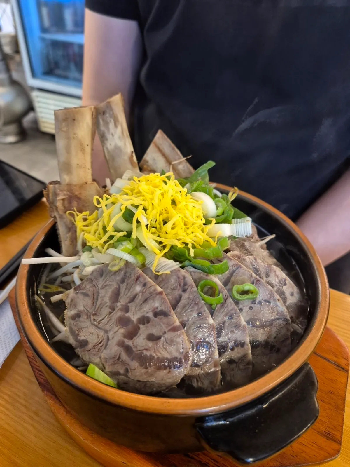 갈빗대 세 대와 숙주가 들어간 아롱사태갈비탕