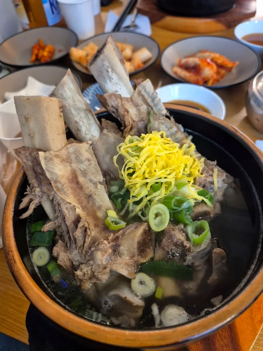 손질을 마친 갈비가 담긴 갈비탕 그릇