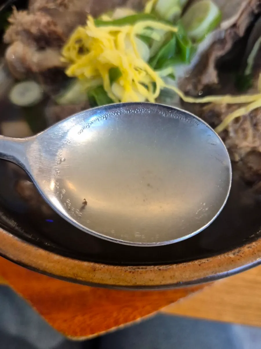 맑고 진한 갈비탕 국물 한 숟갈