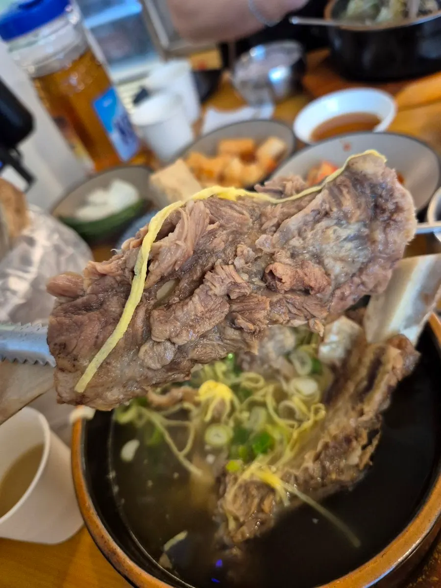 살이 푸짐한 특갈비탕 고기