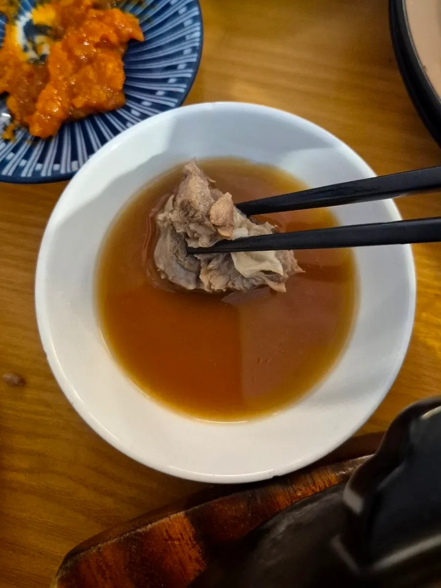 겨자간장소스에 찍은 갈비 살