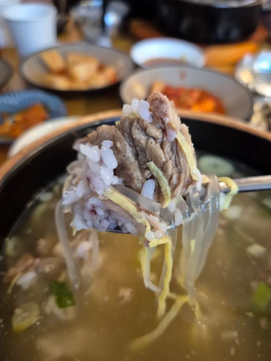 당면을 건져 올린 갈비탕 국물