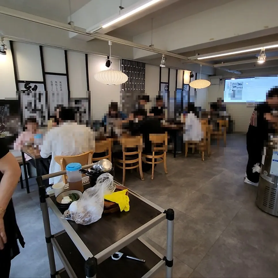 Seating arrangement at Achasan Tong Galbitang