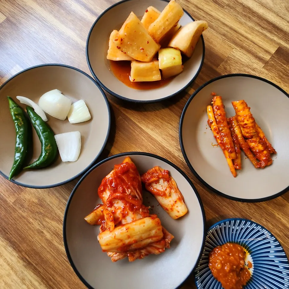 Basic side dishes served with the galbitang at Achasan Tong Galbitang